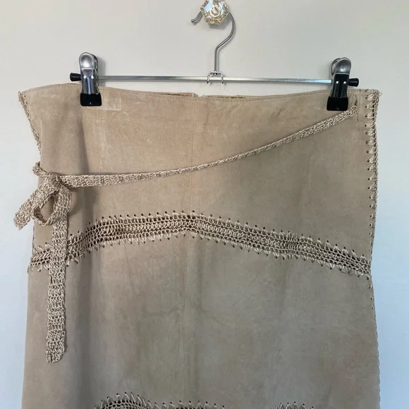 Tan suede a line skirt with crochet hem and belt size 4. Vintage Arden B. - Picture 4 of 6